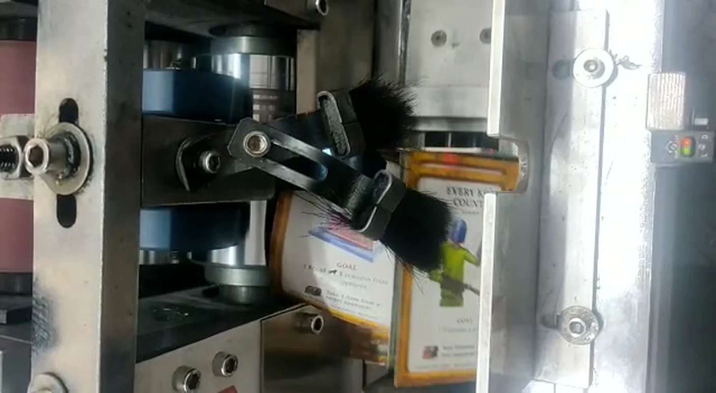 Kart kesim makinesi detay — tek tek kart ayırma